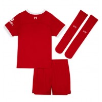 Camisa de Futebol Liverpool Equipamento Principal Infantil 2023-24 Manga Curta (+ Calças curtas)